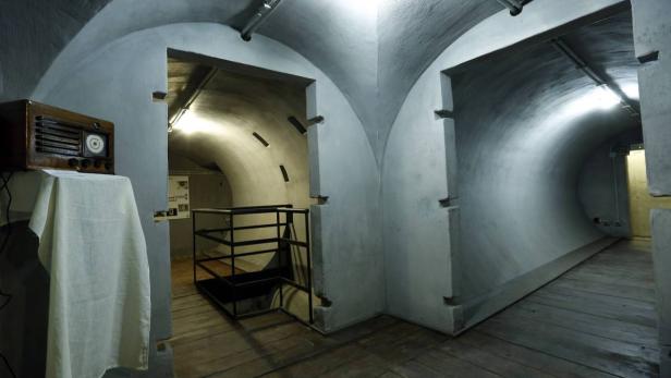 Ein altertümliches Radio steht in einem unterirdischen Bunker.