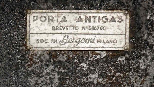 Eine Plakette mit der Aufschrift „Porta Antigas, Brevetto N. 356750, Soc. An. Bergomi Milano“.