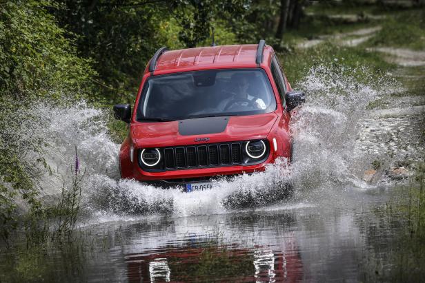 Jeep Renegade 4xe & Compass 4xe: Elektrifiziert über Stock und Stein