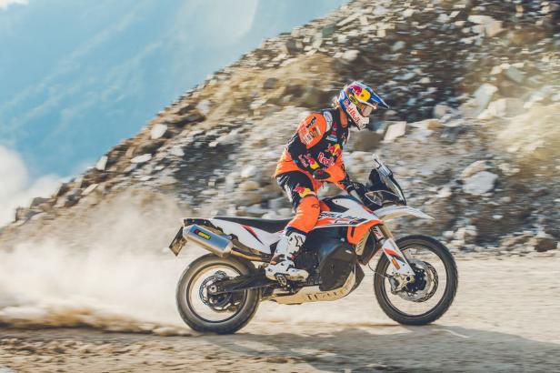 ktm_890_adventure_r_rally_action_toby_price.jpg