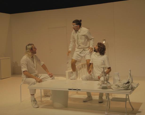 Drei Schauspieler - weiß gekleidet, alles andere ist auch weiß