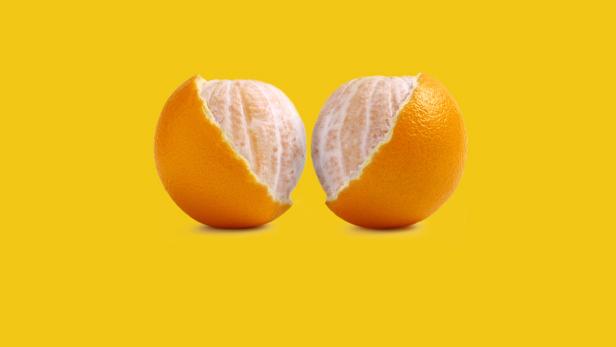 Zwei halbe, geschälte Orangen auf gelbem Hintergrund.