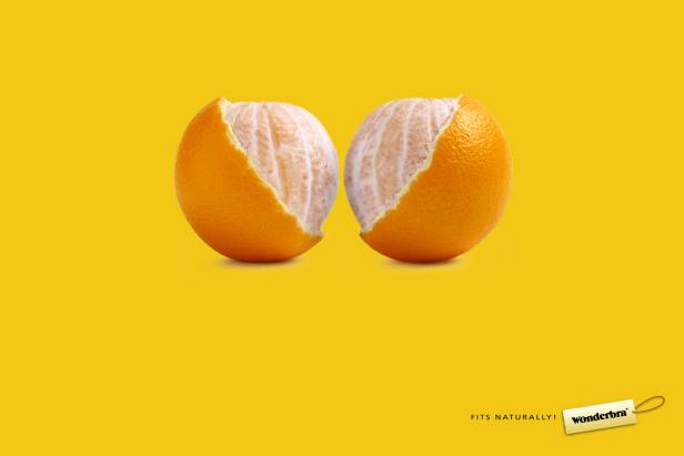 Zwei halbe Orangen auf gelbem Grund, eine Werbung für Wonderbra.