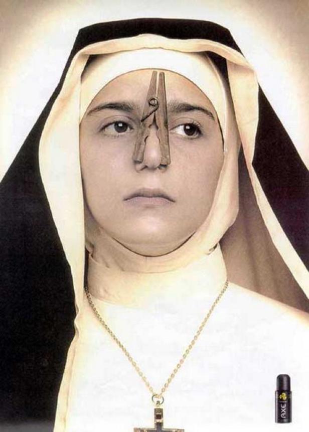 Eine Nonne mit einer Wäscheklammer auf der Nase, die für Axe-Deo wirbt.