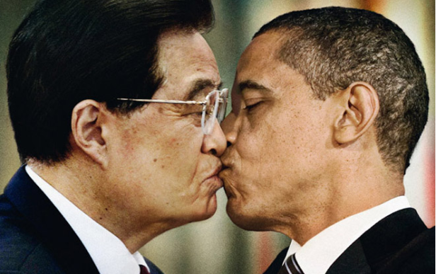 Eine Fotomontage, die Hu Jintao und Barack Obama zeigt, wie sie sich küssen.