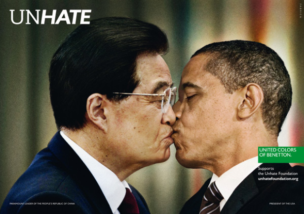 Eine provokante Werbekampagne von United Colors of Benetton zeigt Hu Jintao und Barack Obama, die sich küssen.