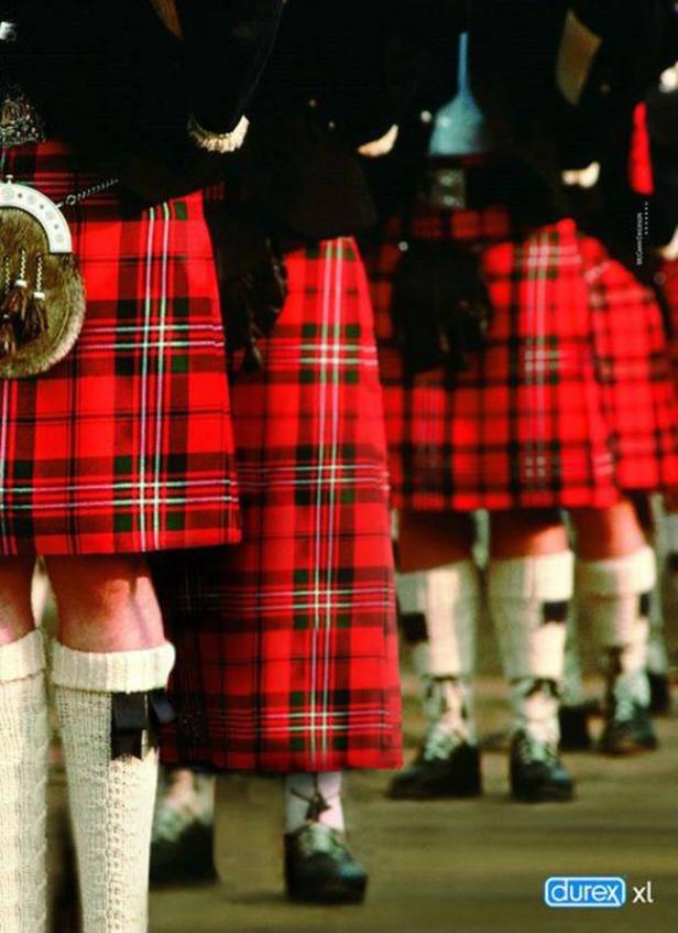 Eine Reihe von Männern in traditionellen schottischen Kilts und Kniestrümpfen.