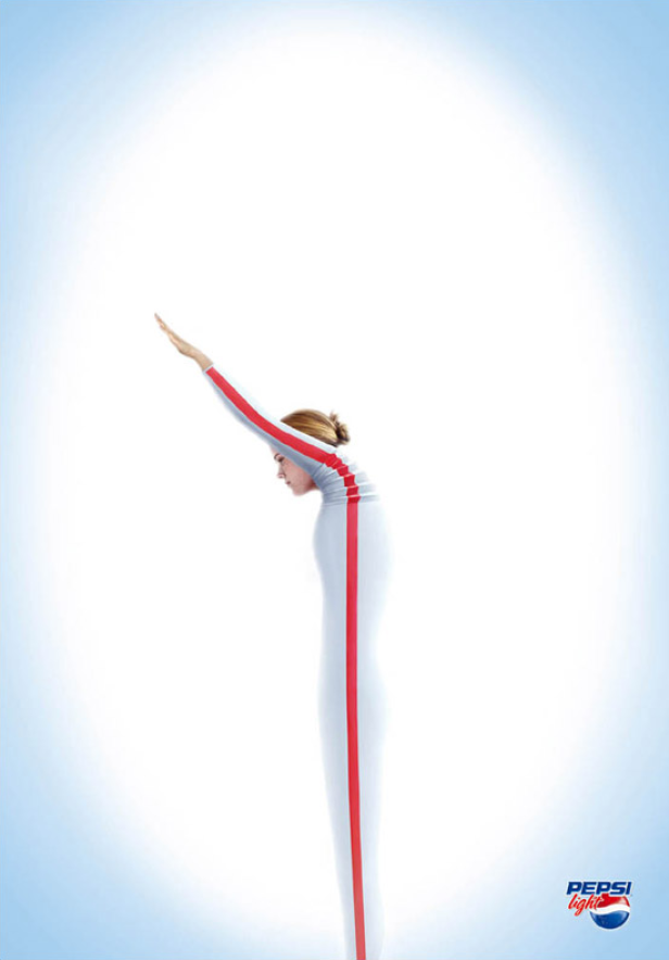 Eine Frau in einem Ganzkörperanzug, der einem Trinkhalm von Pepsi Light ähnelt.