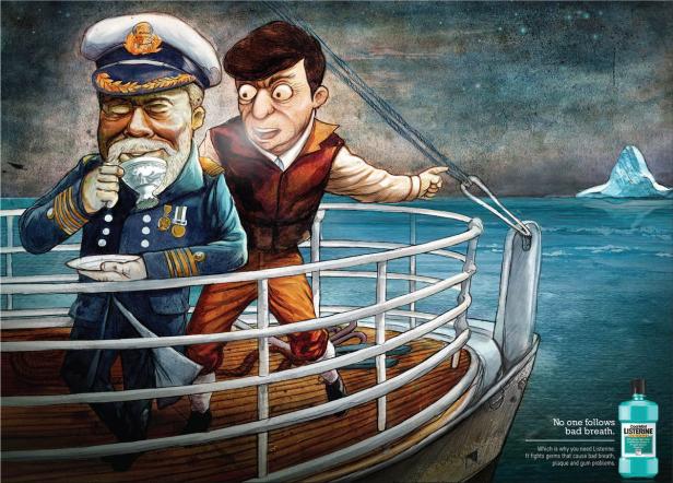 Ein Kapitän trinkt Tee auf einem Schiff, während ein Matrose auf einen Eisberg zeigt.