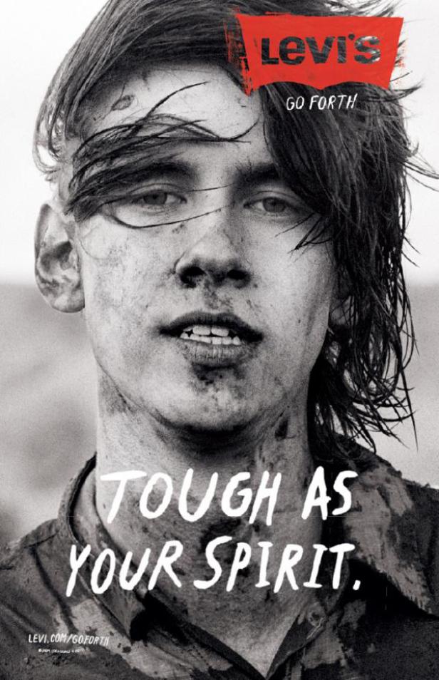 Ein junger Mann, schmutzig und mit nassen Haaren, in einer Schwarzweißaufnahme für Levi's.