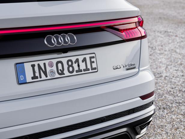 Detailansicht des Hecks eines weißen Audi Q8 60 TFSI e mit Kennzeichen.
