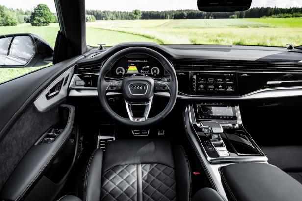 Innenansicht eines Audi mit Blick auf eine grüne Landschaft.