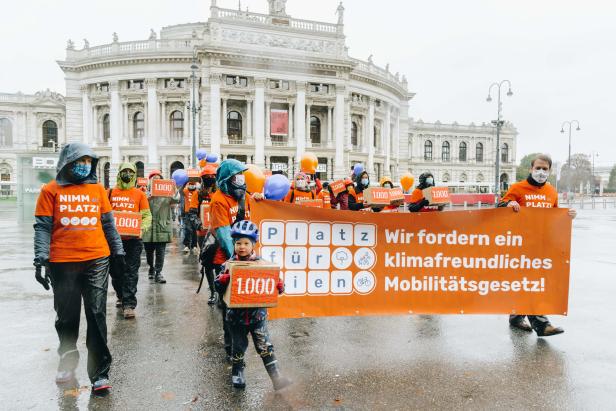 Mehr Platz für Wien: Initiative bringt 57.000 Unterschriften zum Rathaus