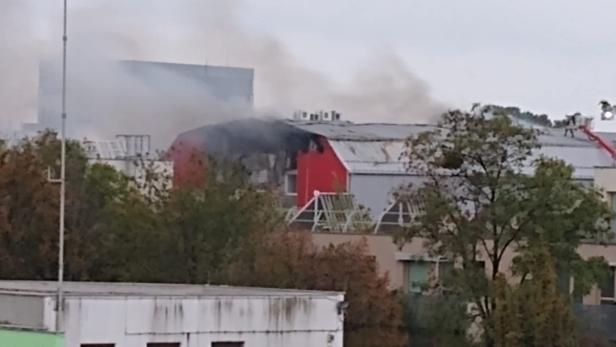 Großbrand in Wien-Donaustadt: Lagerhalle steht in Flammen