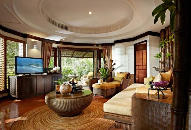 Ein luxuriöses Wohnzimmer mit Blick auf einen üppigen Garten.