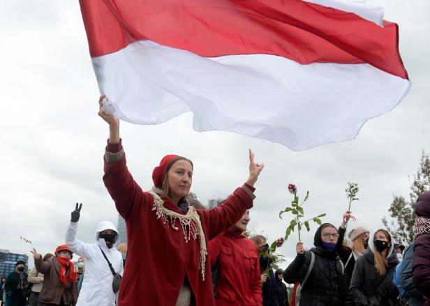Belarus: Tausende protestieren - und der Staat droht mit scharfer Munition