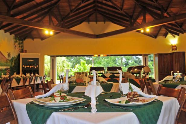 Ein elegant gedeckter Tisch in einem Restaurant mit Speisen und Schwanenfalt-Servietten.