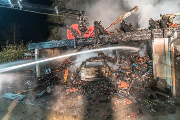 Feuerinferno vernichtete Garage, Autos und Maschinen