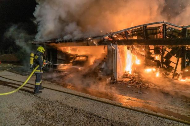 Feuerinferno vernichtete Garage, Autos und Maschinen
