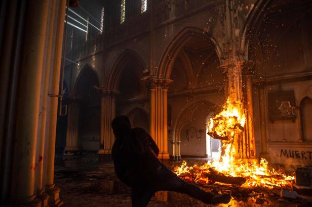 Warum in Chile Kirchen brennen