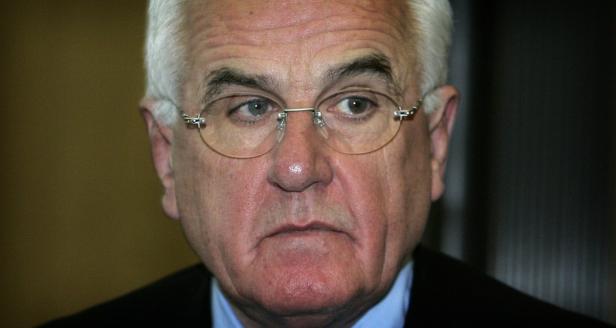 Nahaufnahme eines Mannes mit Brille und grauem Haar.