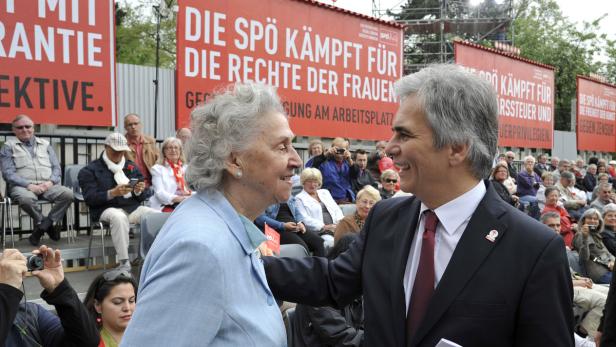 Der Rathausplatz trägt rot