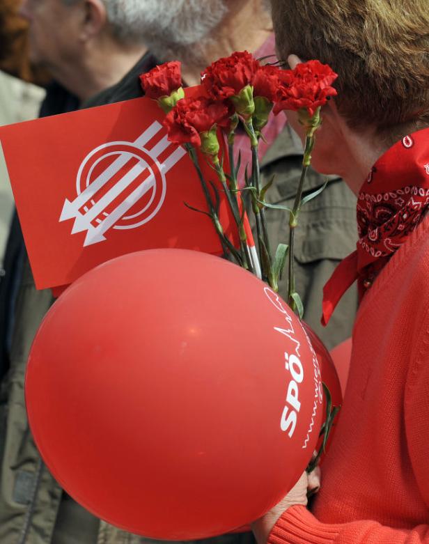 Der Rathausplatz trägt rot