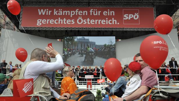 Der Rathausplatz trägt rot