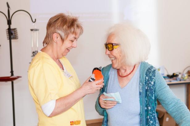 Vogelbeobachtung beflügelt pflegebedürftige Senioren