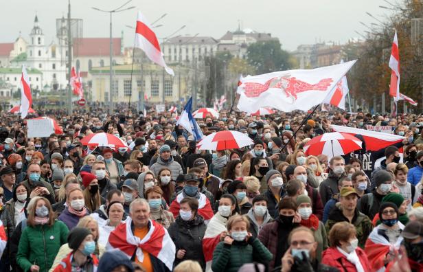 Belarus: 100.000 auf der Straße, Lukaschenko antwortet mit Gewalt