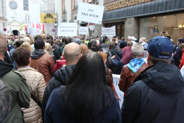 Ohne Abstand oder Maske: 1.500 Demonstranten bei Anti-Corona-Protest