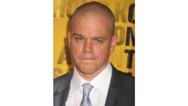 Porträt von Matt Damon vor einem gelben Hintergrund.