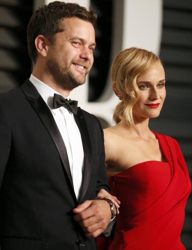 Joshua Jackson und Diane Kruger posieren auf dem roten Teppich.