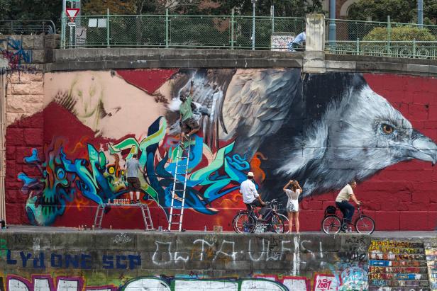 Ganz legal: Graffiti-Künstler am Werk
