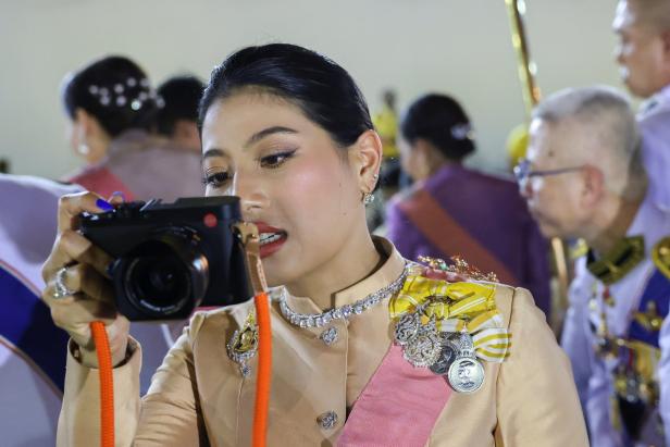 "Laufsteg des Volkes": Modeschau gegen die Monarchie in Thailand