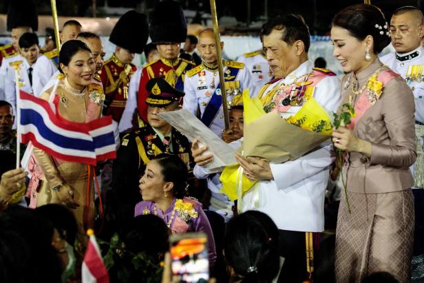 "Laufsteg des Volkes": Modeschau gegen die Monarchie in Thailand
