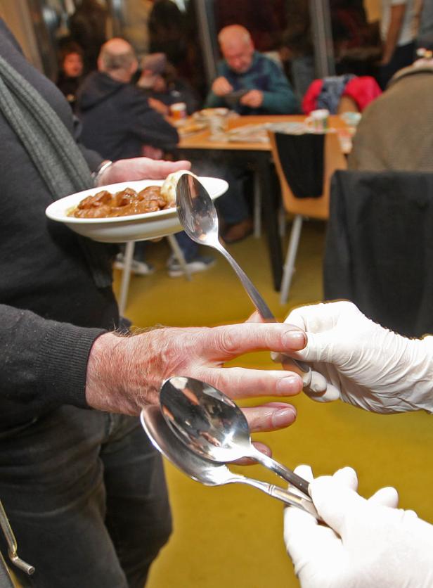 Hirschragout mit Semmelknödeln: Ein Festmahl für Obdachlose! "War zu Tränen gerührt"