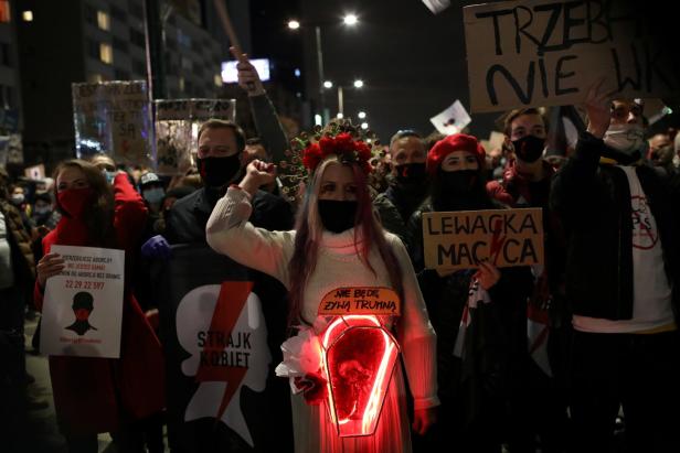 Tausende Polinnen marschieren wieder gegen neues Abtreibungsrecht