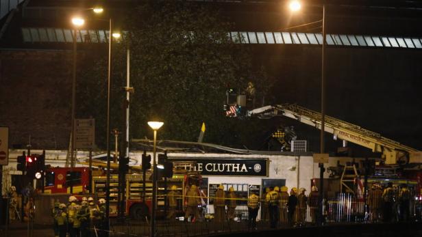 Feuerwehrleute arbeiten am Clutha Bar in Glasgow nach einem Unfall.