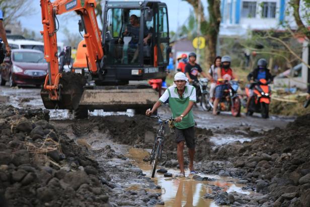 Taifun "Goni" auf Philippinen: Eine Million Menschen evakuiert