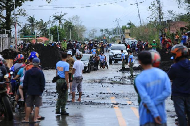 Taifun "Goni" auf Philippinen: Eine Million Menschen evakuiert
