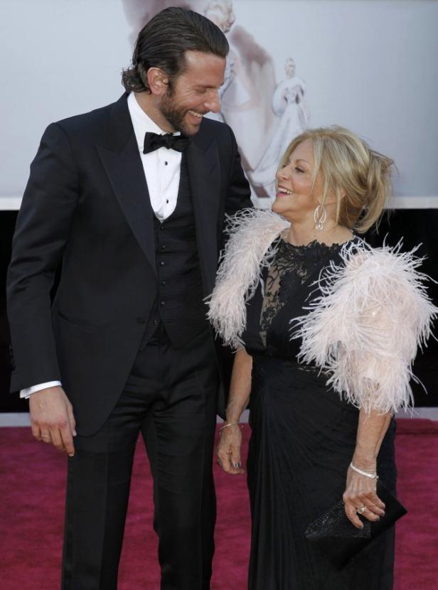 Bradley Cooper mit seiner Mutter bei einer Preisverleihung.