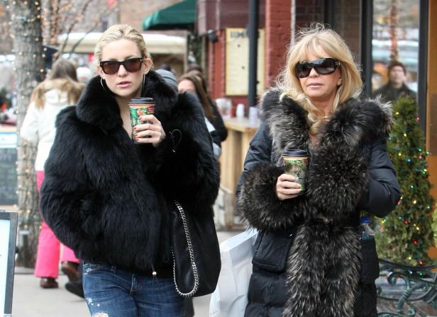 Kate Hudson und Goldie Hawn mit Sonnenbrillen und Kaffeetassen in Aspen.