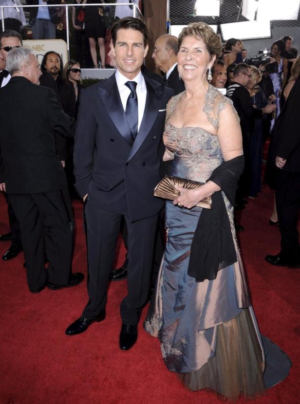 Tom Cruise posiert mit seiner Mutter auf dem roten Teppich.