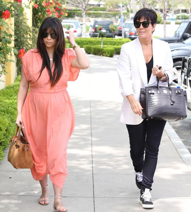 Kim Kardashian und Kris Jenner sind zusammen auf einem Bürgersteig unterwegs.