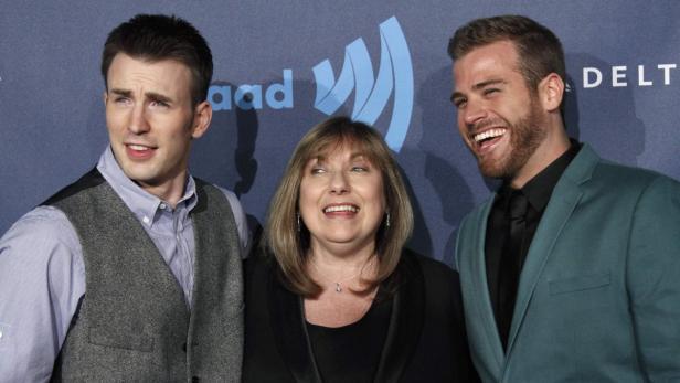 Chris Evans, seine Mutter und sein Bruder Scott Evans posieren auf einer Veranstaltung von GLAAD.