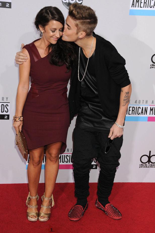 Justin Bieber gibt seiner Mutter Pattie Mallette einen Kuss auf die Wange.