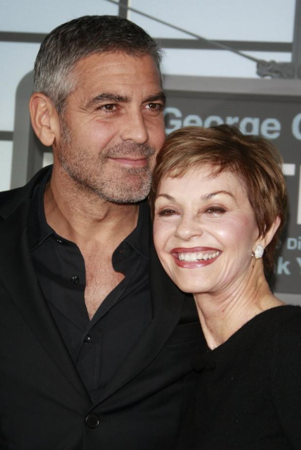 George Clooney mit seiner Mutter Nina Bruce Warren auf einer Veranstaltung.