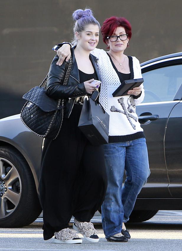 Sharon und Kelly Osbourne zusammen vor einem Auto.