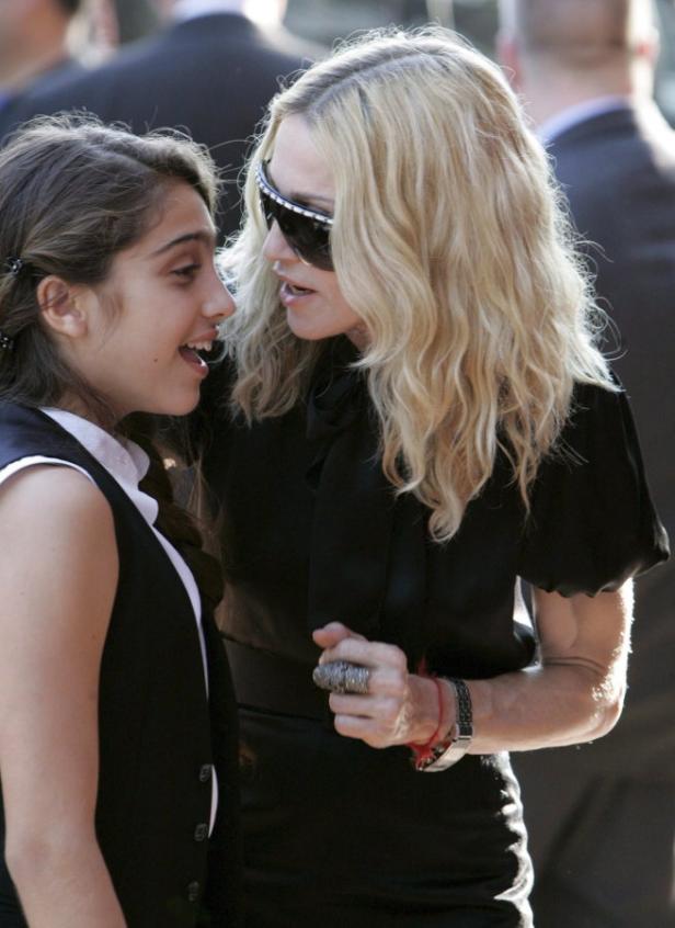 Madonna spricht mit ihrer Tochter Lourdes Leon.